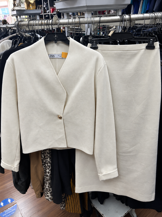 ZARA Cream Two-Piece Jacket & Skirt Set – Size L