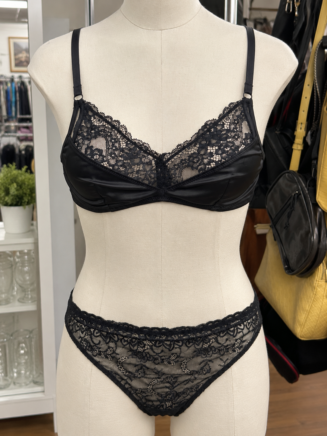 Town & Country Black Lace Bra & Panty Set – Size Small